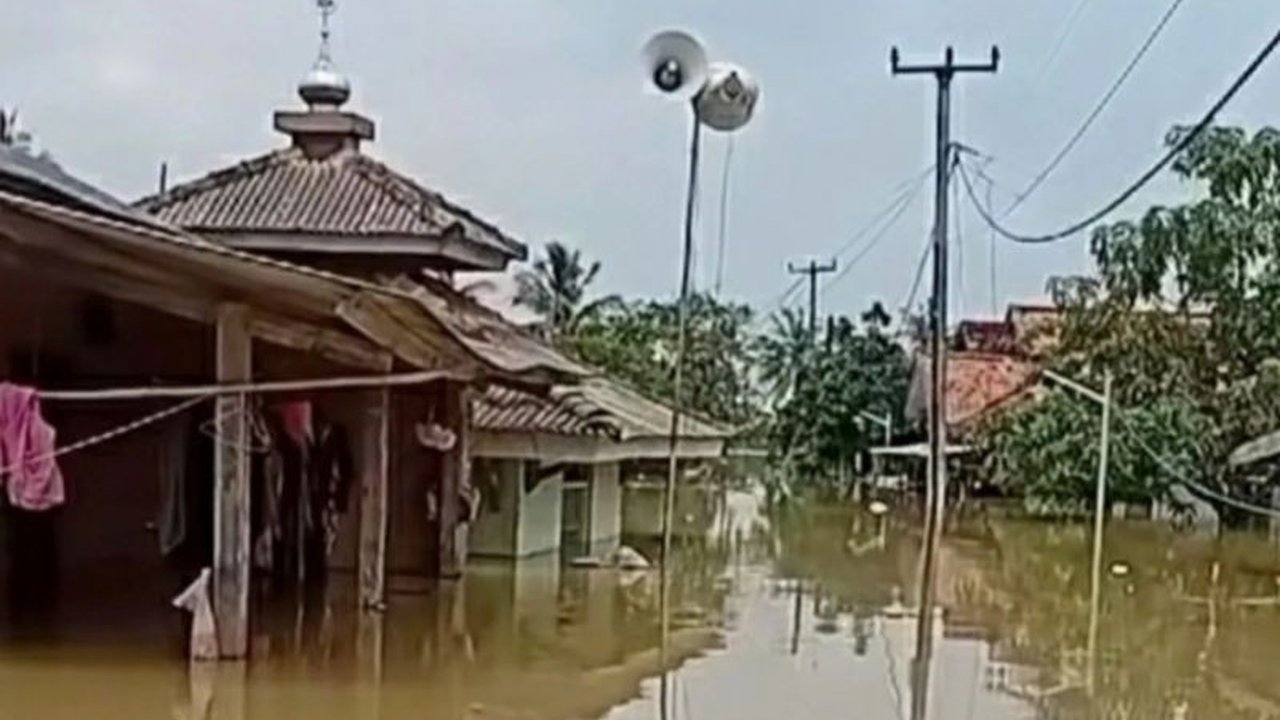 Kabupaten Karawang, Jawa Barat, masih berstatus siaga darurat bencana hingga Mei 2025, mencakup banjir, longsor, dan cuaca ekstrem, guna mempercepat penanganan bencana dan penyaluran bantuan.
