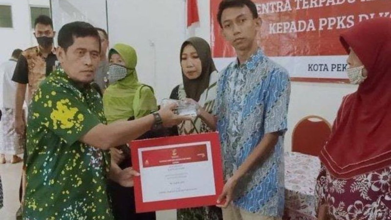 Sebanyak 93 Keluarga Penerima Manfaat (KPM) Program Keluarga Harapan (PKH) di Kota Pekalongan secara mandiri menyatakan mampu dan mengundurkan diri, menunjukkan keberhasilan program pemberdayaan ekonomi.