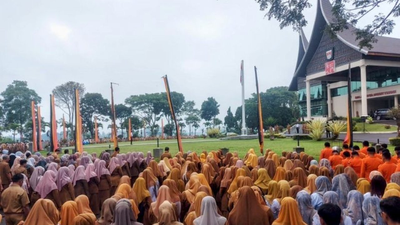 Wali Kota Bukittinggi, Ramlan Nurmatias, meminta ASN untuk berinovasi, bekerja profesional, dan meningkatkan kualitas pelayanan publik demi kemajuan Kota Bukittinggi.
