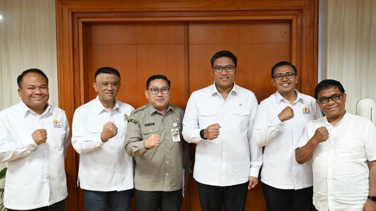 Wakil Menteri Pertanian mengajak Kamar Dagang dan Industri (Kadin) Indonesia berkolaborasi untuk memperkuat industri peternakan demi mencapai swasembada pangan, khususnya dalam produksi ayam petelur dan sapi.
