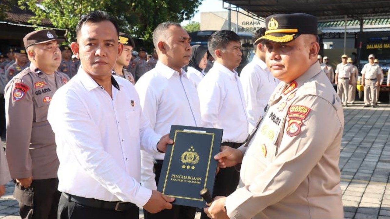Kapolresta Mataram memberikan penghargaan kepada 10 personel berprestasi di berbagai bidang, sebagai bentuk apresiasi atas dedikasi dan kinerja mereka dalam melayani masyarakat.