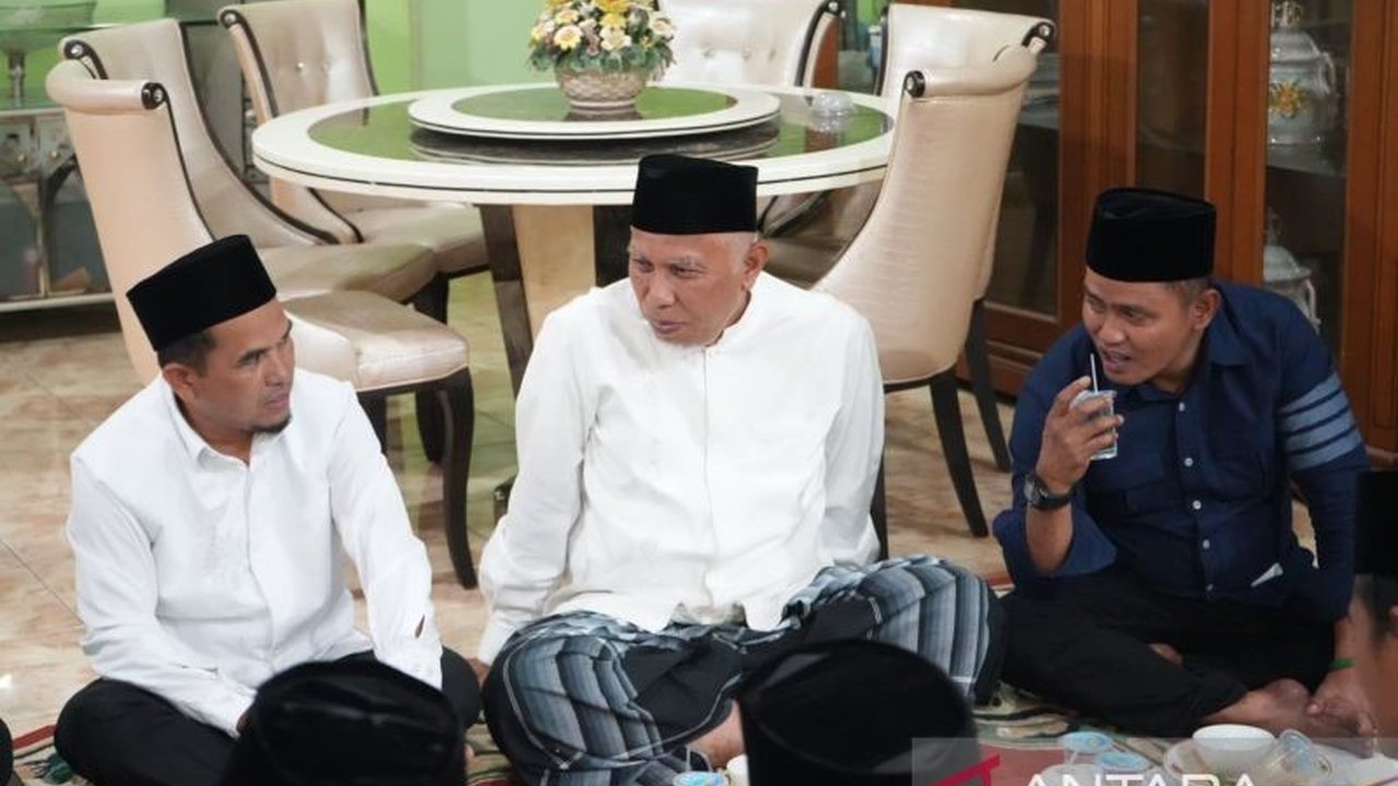 Gubernur Sumatera Barat, Mahyeldi Ansharullah, menyerahkan bantuan safari Ramadhan senilai Rp70 juta untuk pembangunan masjid dan masyarakat di Kabupaten Solok, Sumatera Barat.