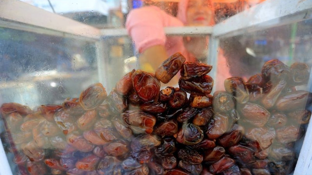 Eksplorasi nilai spiritual kurma dalam Islam dan potensi ekonomi pengembangan budidaya kurma di Indonesia, yang menawarkan peluang bisnis menjanjikan di tengah tingginya impor.