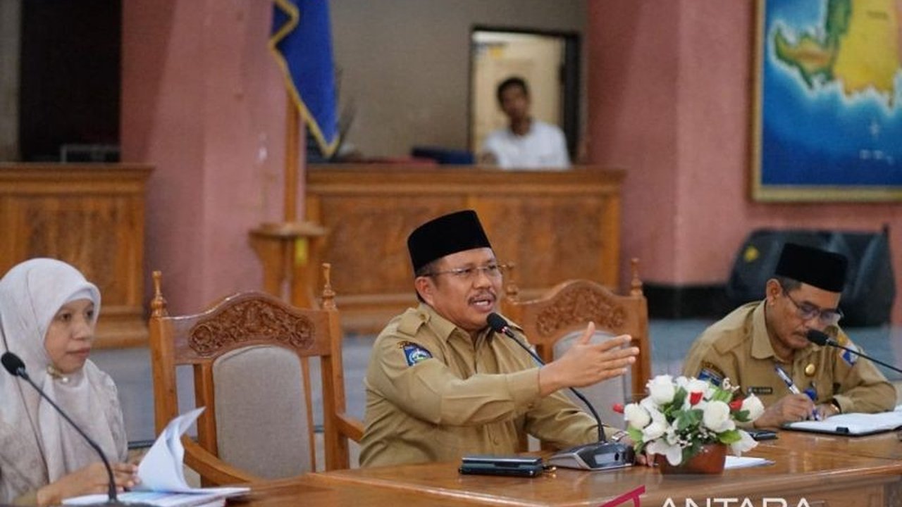 Bupati Lombok Barat meminta pejabat yang tak mampu bekerja maksimal untuk mengundurkan diri, demi mewujudkan Lombok Barat yang maju, mandiri, dan berkeadilan.