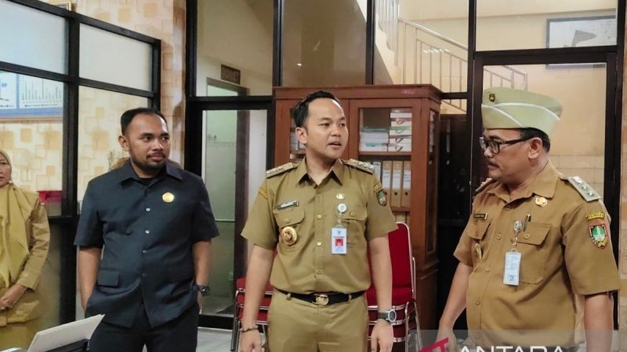 Wali Kota Surakarta, Respati Ardi, memulai safari kelurahan untuk menggali potensi daerah dan menyerap aspirasi warga, dengan fokus pengembangan wisata di Kelurahan Pasar Kliwon.