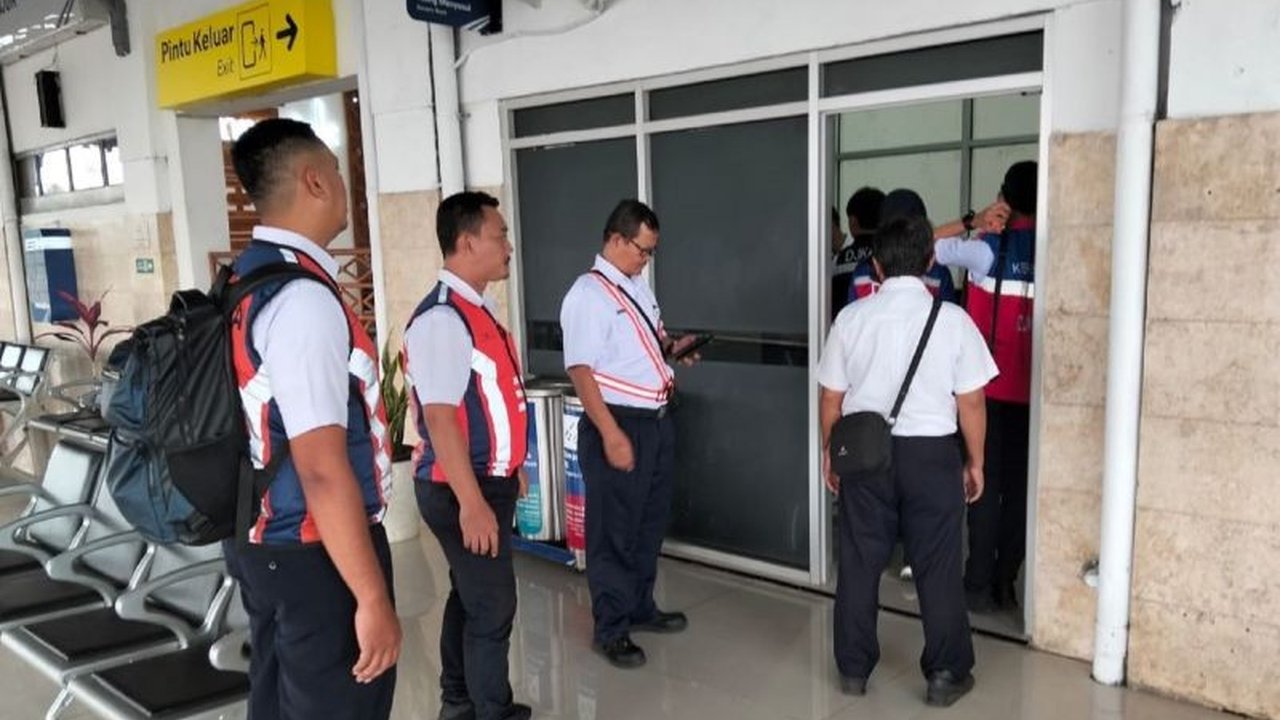 PT KAI Daop 7 Madiun melakukan ramp check untuk memastikan keamanan dan kelayakan fasilitas stasiun serta kereta api dalam melayani penumpang selama Angkutan Lebaran 2025.