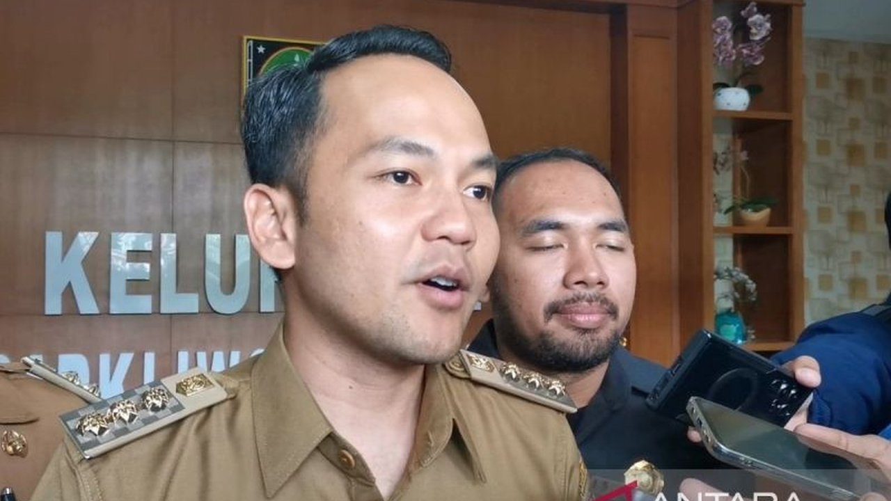 Pemerintah Kota Surakarta berupaya keras menyediakan peluang kerja bagi 600 karyawan PT Sritex yang terkena PHK, dengan memfasilitasi mereka ke perusahaan garmen lain dan memastikan hak-hak mereka terpenuhi.