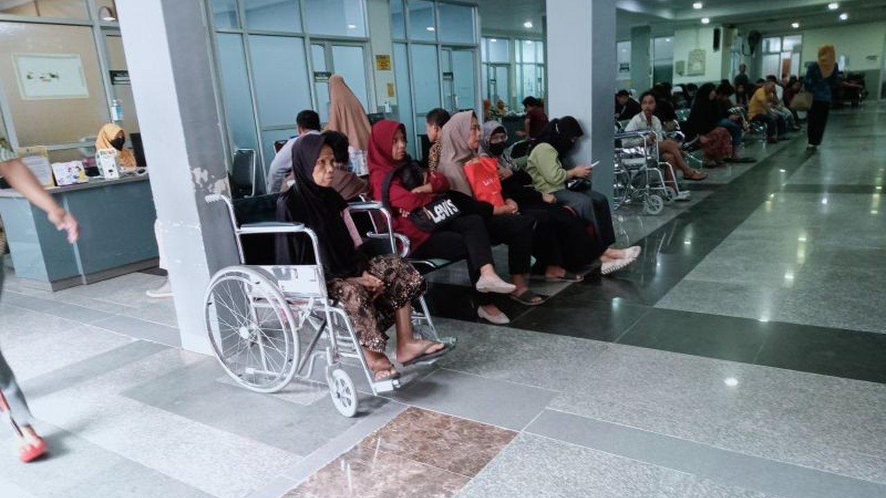 Rumah Sakit Ruslan Mataram mengalami penurunan kunjungan pasien hingga 50 persen di awal Ramadhan 1446 H, namun tetap beroperasi normal dengan jam kerja yang disesuaikan.