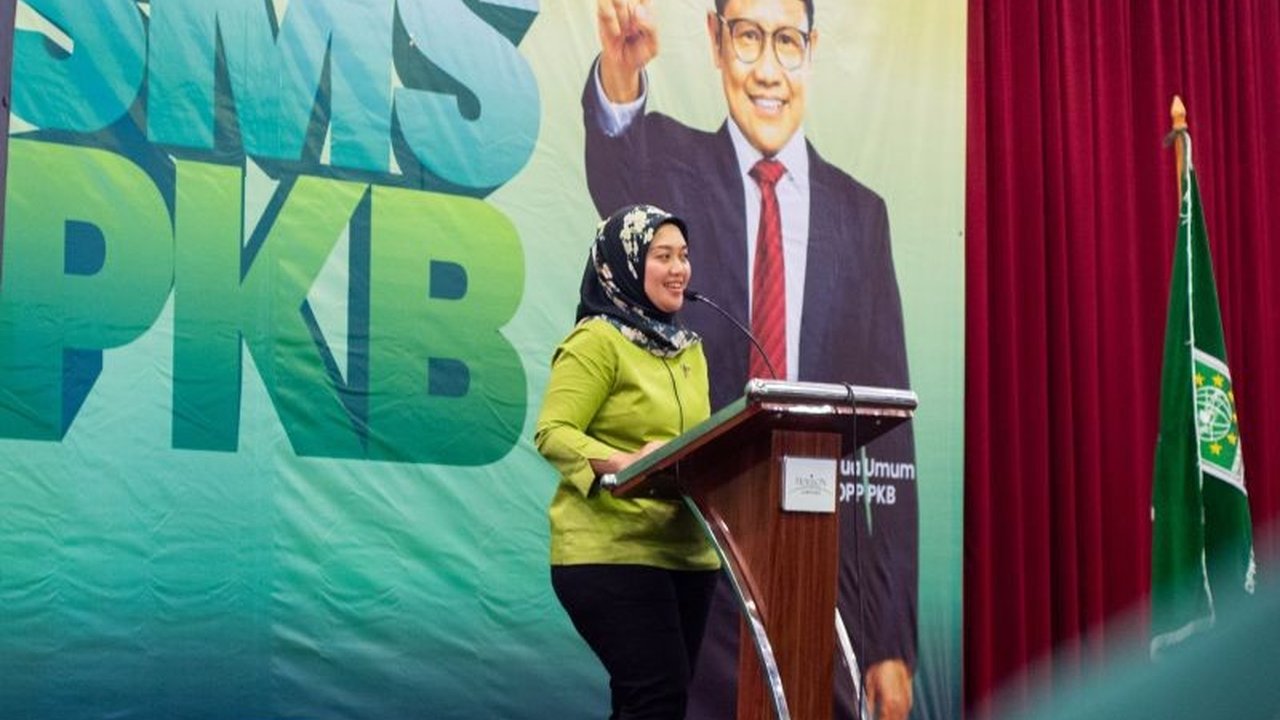 Wakil Ketua Komisi VII DPR RI mendesak pemerintah segera ambil langkah konkret selamatkan industri padat karya yang tertekan gelombang PHK massal, seperti kasus Sritex, demi mencegah ancaman terhadap pertumbuhan ekonomi nasional.