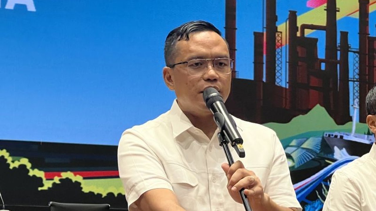 Direktur Utama Pertamina, Simon Aloysius Mantiri, membuka akses khusus lewat nomor pribadinya untuk menerima laporan masyarakat terkait kualitas BBM dan praktik di lapangan, menyusul kasus dugaan korupsi yang merugikan negara.