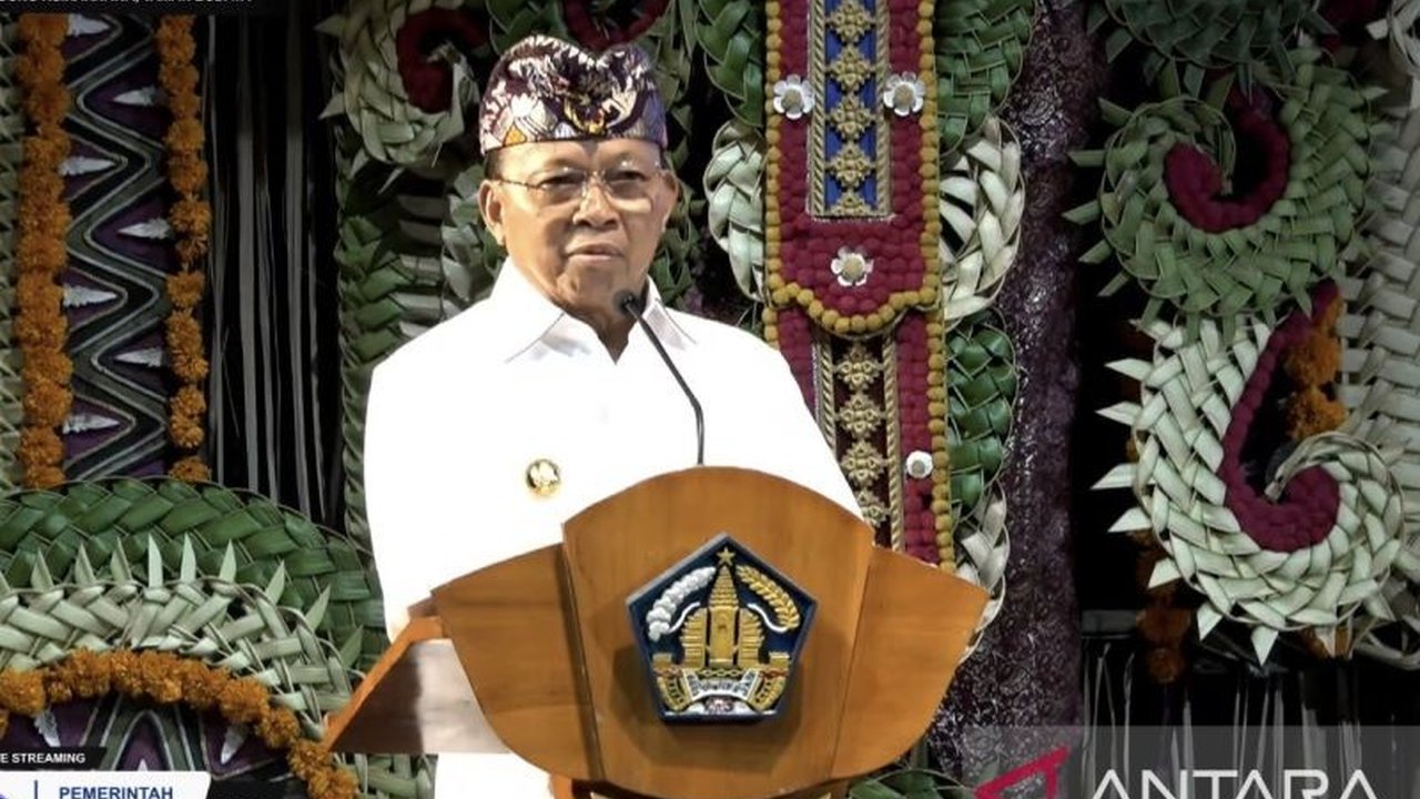 Gubernur Bali, Wayan Koster, menegaskan kembali komitmennya untuk memperluas penggunaan aksara Bali di berbagai fasilitas publik guna melestarikan warisan budaya Bali.