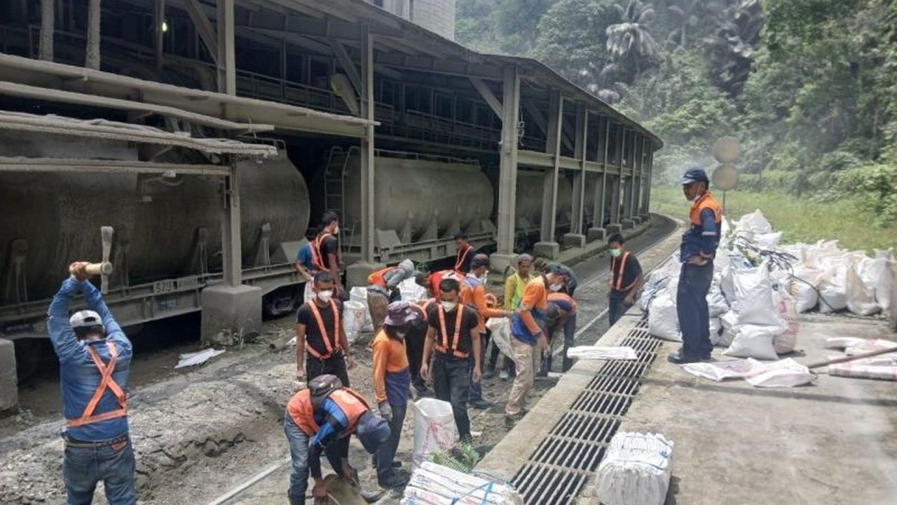 PT KAI Divre II Sumbar membersihkan jalur bongkar klinker di Pelabuhan Teluk Bayur untuk meningkatkan keselamatan operasional kereta api barang dan kelancaran distribusi semen.