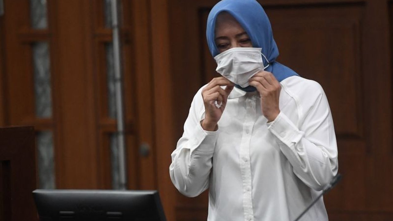 Mantan Panitera PN Jakarta Timur, Rina Pertiwi, divonis 4 tahun penjara dan denda Rp200 juta terkait kasus suap pengurusan eksekusi lahan Pertamina senilai Rp1 miliar.
