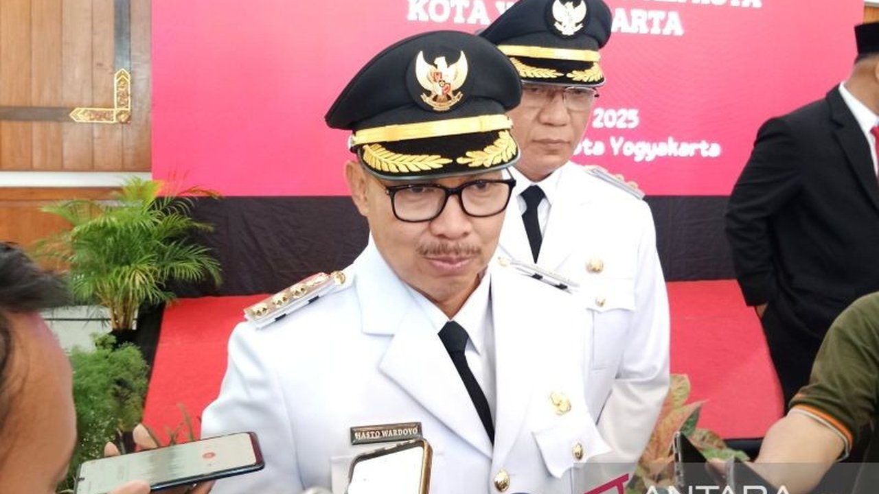 Hasto Wardoyo Tolak Mobil Dinas Baru, Anggaran Dialihkan untuk Gerobak Sampah