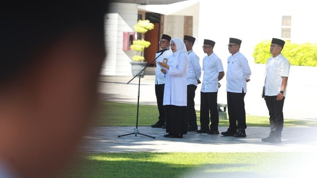 Bupati Ipuk Fiestiandani dan Wabup Mujiono pimpin apel perdana ASN Banyuwangi, tekankan peningkatan kinerja, efektivitas anggaran, dan inovasi dalam pembangunan pasca-pelantikan dan retret.