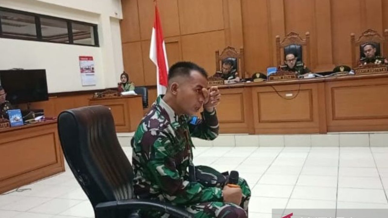 Anggota TNI AL, Bambang Apri Atmojo, terisak menyesali perbuatannya menembak bos rental mobil, Ilyas Abdurrahman, di rest area Tol Tangerang-Merak, dan berharap keluarga korban menerima permintaan maafnya.
