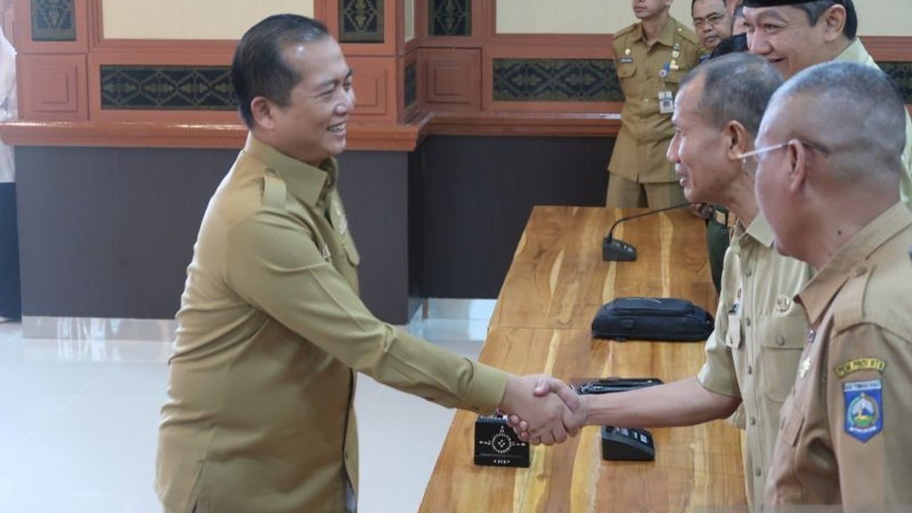 Gubernur NTB Lalu Muhamad Iqbal mengaku baru pertama kali memasuki kantor Pemprov NTB setelah dilantik, menimbulkan kejutan dan menarik perhatian publik.