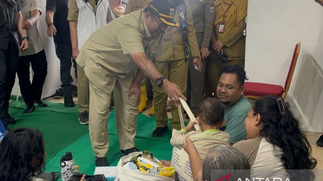 Wakil Gubernur DKI Jakarta, Rano Karno, meninjau lokasi pengungsian banjir di Jakarta Timur, memberikan bantuan, dan menawarkan relokasi ke rusunawa, namun ditolak pengungsi.