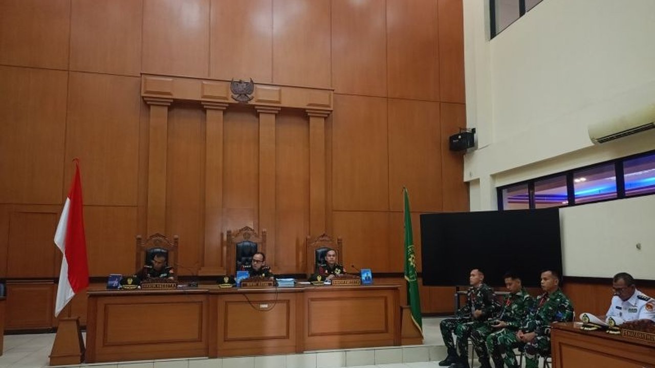 Sidang kasus penembakan bos rental mobil di Rest Area KM 45, Tol Tangerang-Merak memasuki babak baru dengan kesaksian Nengsih yang melihat korban tertembak berlindung di depan warungnya.