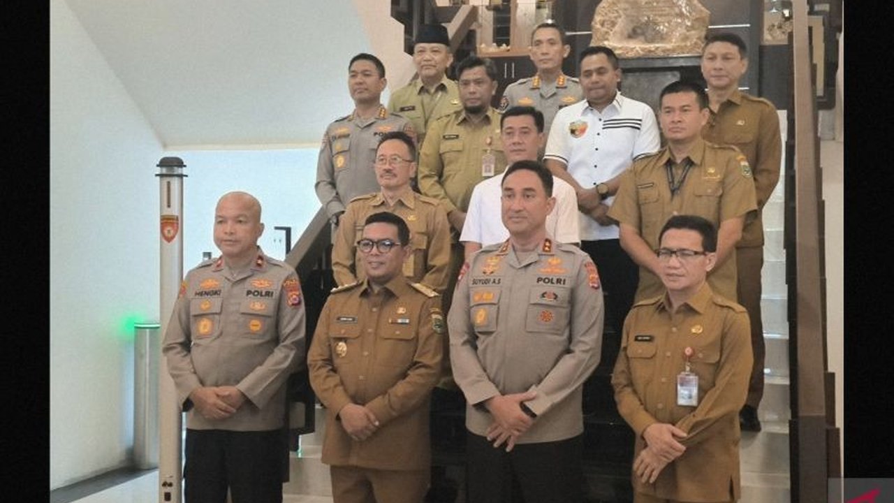 Gubernur Banten Andra Soni melakukan kunjungan silaturahmi ke Kapolda Banten, Irjen Pol. Suyudi Ario Seto, untuk memperkuat kolaborasi dalam mendukung program daerah dan nasional demi kesejahteraan masyarakat Banten.