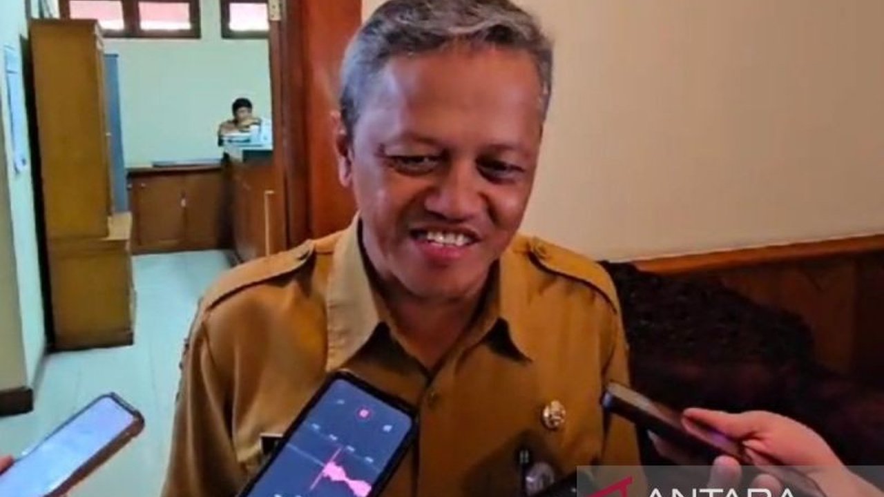 Pemerintah Kota Surakarta menyiapkan pasar murah di tiga kecamatan dan bekerja sama dengan Kantor Pos Indonesia untuk menjaga stabilitas harga bahan pokok selama Ramadhan, terutama cabai merah yang harganya telah mencapai Rp100.000/kg.