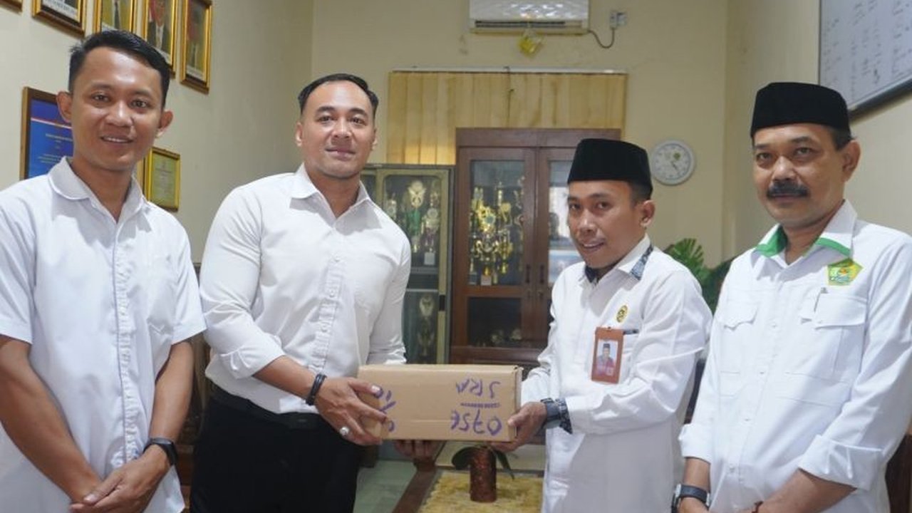 Kementerian Agama Kabupaten Serang menyerahkan 500 Al-Quran kepada Polda Banten untuk mendukung program Safari Ramadhan mereka, sebagai bentuk dukungan terhadap peningkatan pemahaman dan pengamalan ajaran Islam di bulan suci.