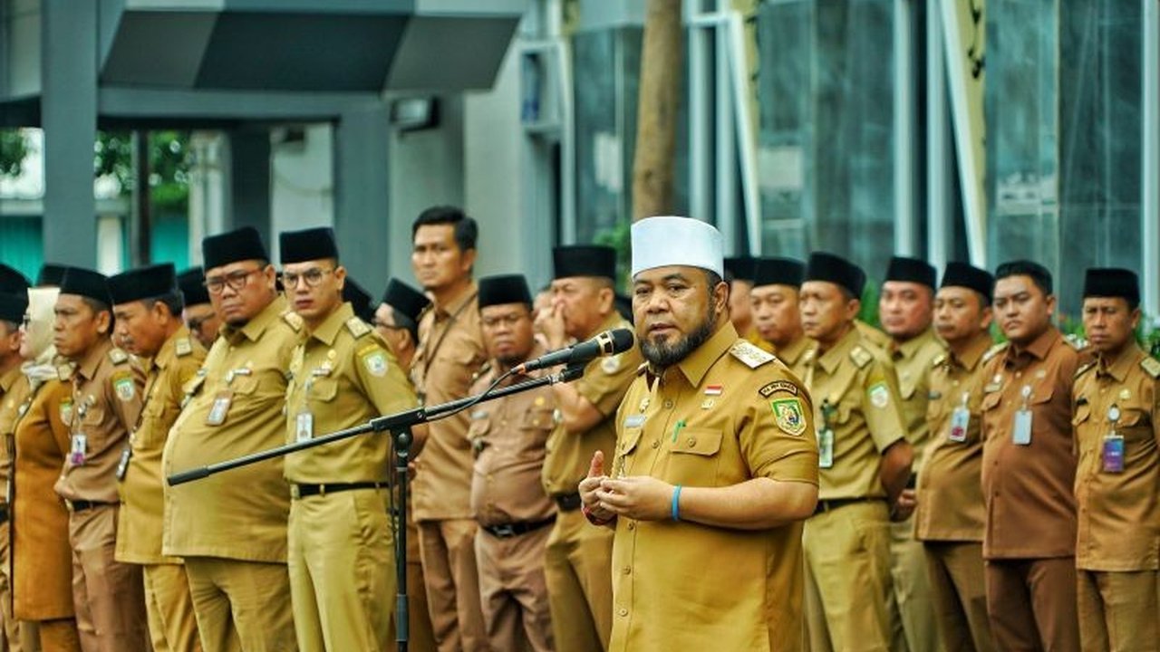 Gubernur Bengkulu, Helmi Hasan, mengingatkan ASN untuk fokus pada program 'Bantu Rakyat' dengan 10 program prioritas, termasuk infrastruktur, layanan kesehatan, dan kesejahteraan petani serta nelayan.