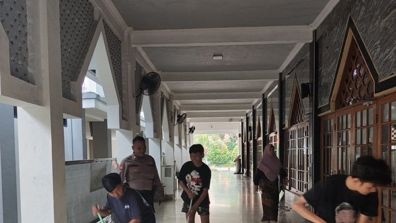 Tiga remaja di Jakarta Utara dikenai sanksi sosial berupa bersih-bersih masjid setelah terlibat balap liar; polisi berharap tindakan ini memberikan efek jera dan meningkatkan kesadaran akan ketertiban.