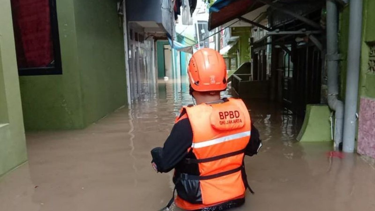 BPBD DKI Jakarta berkoordinasi dengan instansi terkait untuk menangani banjir akibat luapan Kali Ciliwung yang telah merendam 47 RT di Jakarta Selatan dan Timur.
