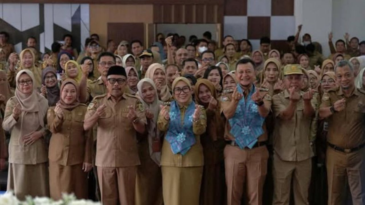 Bupati Mamuju, Sutinah Suhardi, menegaskan komitmen peningkatan pelayanan publik meskipun anggaran APBD tahun ini mengalami efisiensi hingga Rp68 miliar,  memprioritaskan sektor kesehatan dan pendidikan.