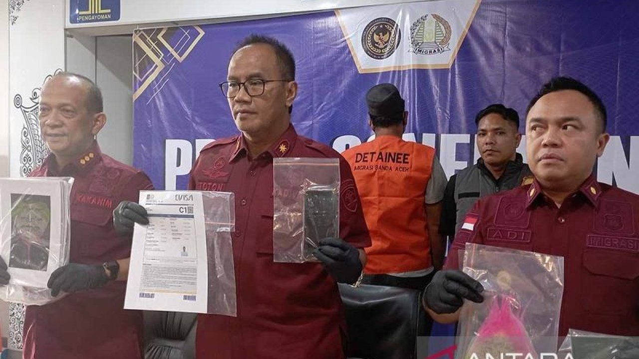 Kantor Imigrasi Banda Aceh telah memeriksa tiga saksi dan seorang ahli terkait kasus penyalahgunaan visa oleh warga negara Pakistan yang menjual lukisan di Aceh, kini tersangka ditahan di Rutan Kelas IIB Banda Aceh.
