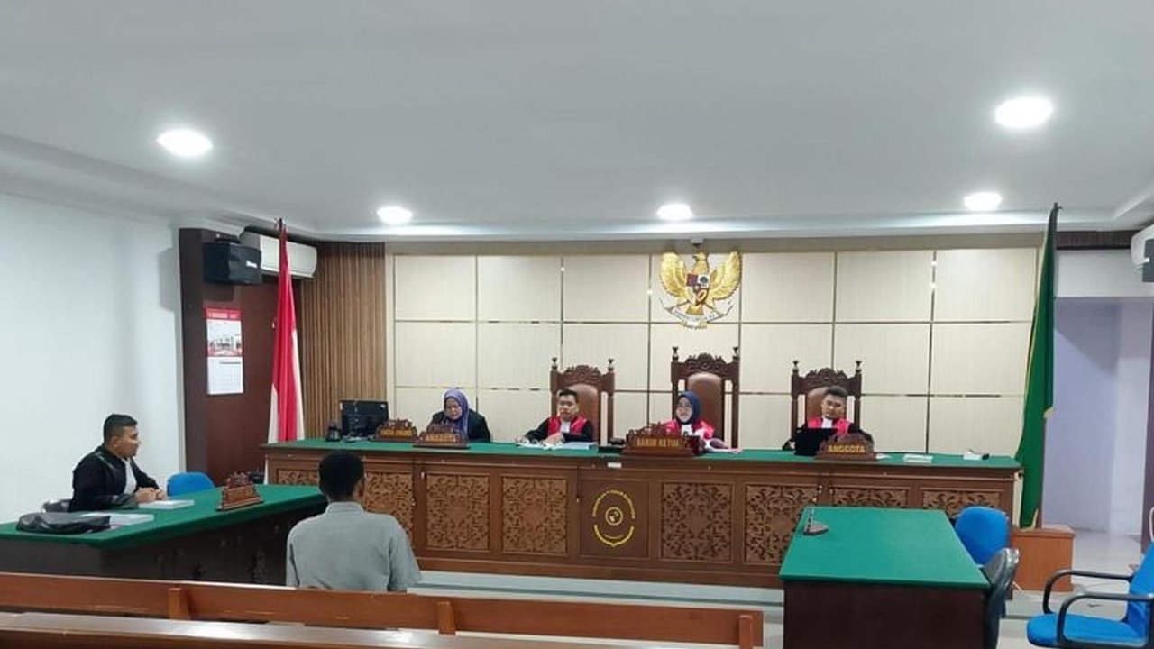 Zulkifli Joni, Sekretaris Gampong Kuala Seumanyam, dituntut 5,5 tahun penjara dan denda Rp100 juta terkait korupsi dana desa senilai Rp1,7 miliar lebih.