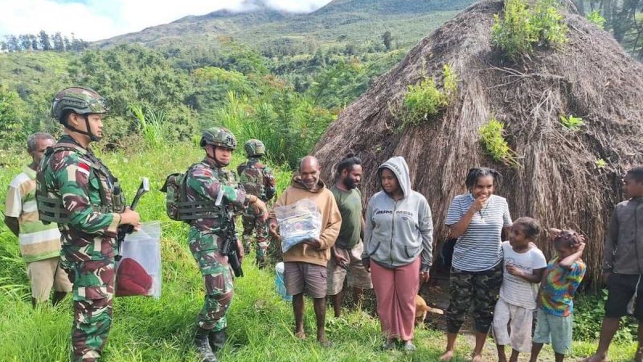Satgas Yonif 641/Bru meningkatkan kegiatan sosial di Yahukimo, Papua Pegunungan, dengan membagikan baju baru kepada warga Kampung Polimo, sebagai wujud nyata kepedulian TNI terhadap rakyat.