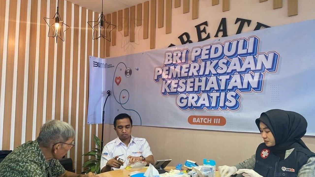 Bank BRI menggelar pemeriksaan kesehatan gratis di Makassar dan beberapa wilayah lainnya di Indonesia sebagai bentuk kepedulian sosial dan tanggung jawab lingkungan, membantu warga dan pensiunan memeriksa kesehatan mereka.