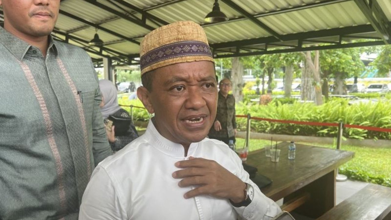 Menteri ESDM Bahlil Lahadalia meminta perbankan nasional untuk mendanai proyek hilirisasi, arahan ini berdasarkan Keputusan Presiden Nomor 1 Tahun 2025 dan bertujuan untuk mempercepat pembangunan ekonomi dalam negeri.