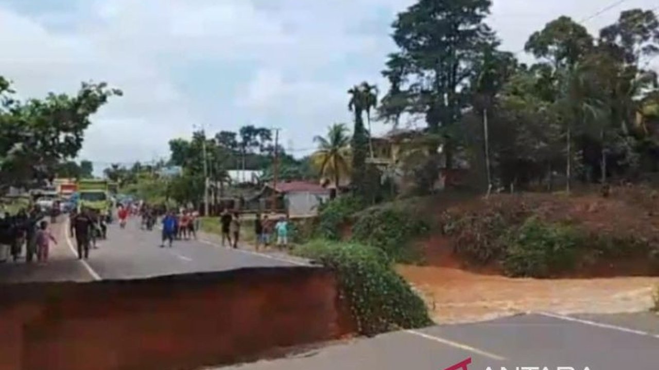 Banjir melanda Kabupaten Dharmasraya, Sumatera Barat, akibat meluapnya Sungai Batang Siat dan Batang Piriko; Pemkab berupaya melakukan normalisasi sungai untuk solusi jangka panjang.
