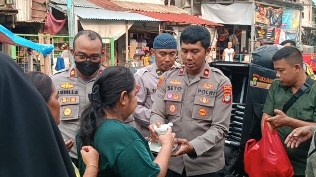 Polsek Kelapa Gading membagikan 100 paket takjil kepada warga membutuhkan di Jalan Kampung Rawa Indah, Kelapa Gading, sebagai bagian dari program rutin selama Ramadhan.
