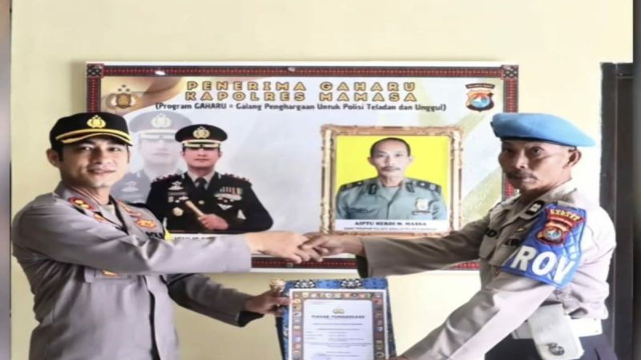 Kapolres Mamasa meluncurkan program Gaharu untuk memberikan penghargaan kepada personel berdedikasi, diawali dengan pemberian penghargaan kepada Aiptu Herdi M Massa sebagai personel teladan periode Februari 2025.