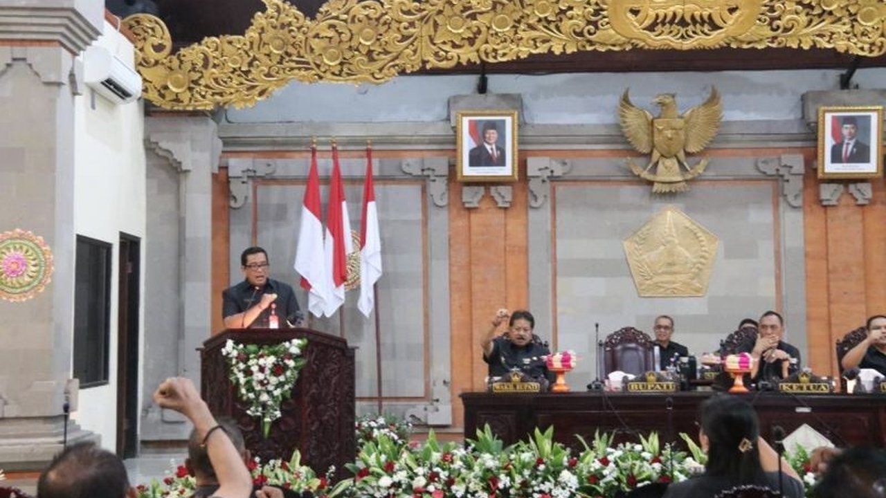 Bupati Tabanan, Komang Gede Sanjaya, melanjutkan visi Tabanan Era Baru dengan fokus pada kesejahteraan ekonomi berbasis kerakyatan, pemerintahan bersih, dan pembangunan berbasis budaya lokal untuk periode 2025-2030.