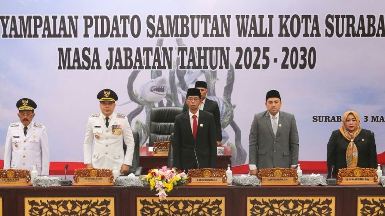 Wali Kota Eri Cahyadi memaparkan tujuh program prioritas pembangunan Surabaya periode 2025-2030 di DPRD, fokus pada pengurangan kemiskinan, pengangguran, dan peningkatan IPM.