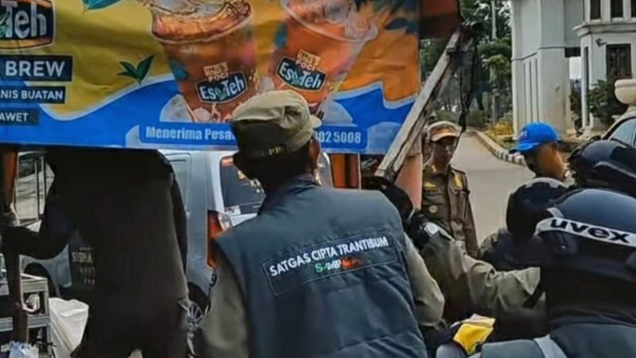 Satpol PP Karawang bersama aparat gabungan menertibkan bangunan liar dan media luar ruang tak berizin di sejumlah titik di Karawang, Jawa Barat, guna menciptakan lingkungan yang lebih tertib dan indah.