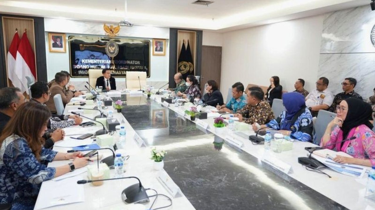 Menko Yusril Ihza Mahendra meminta penyempurnaan Renstra Kemenko Kumham 2025-2029 agar lebih efektif dalam meningkatkan Indeks Pembangunan Hukum (IPH) Indonesia, mencakup koordinasi dengan lembaga lain.