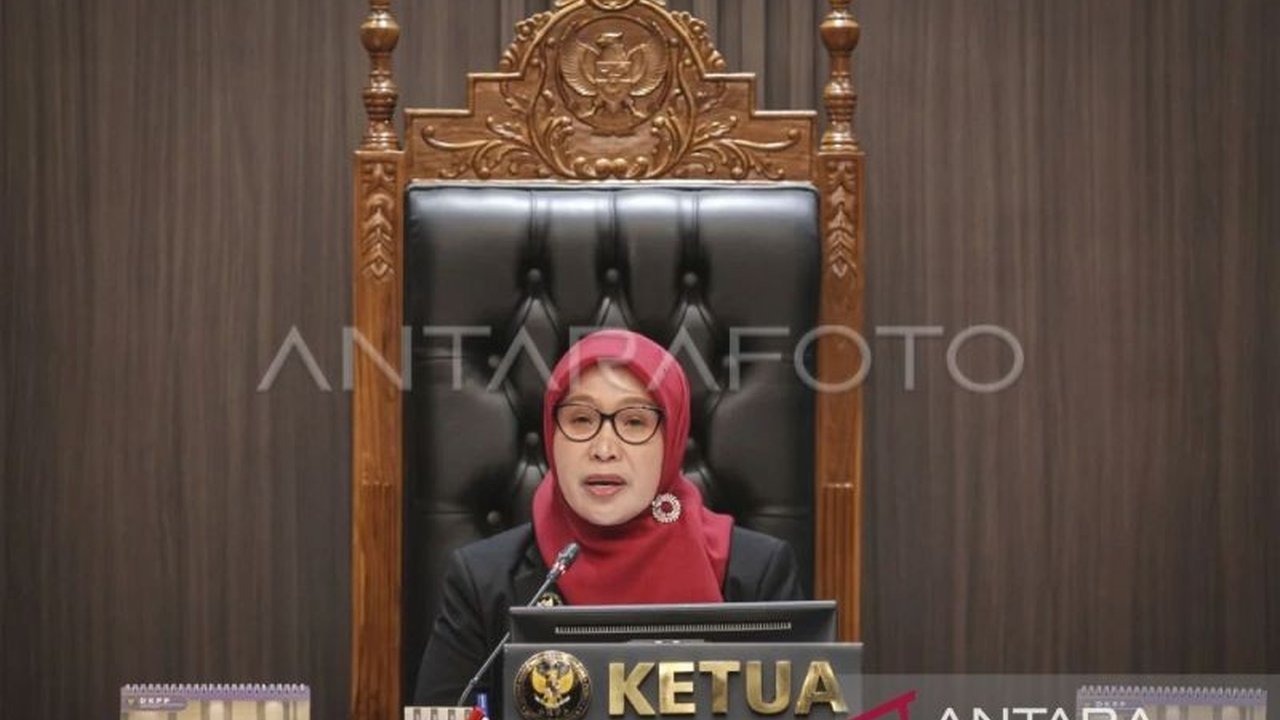 Dewan Kehormatan Penyelenggara Pemilu (DKPP) memberikan sanksi peringatan kepada lima komisioner KPU Jeneponto karena dugaan pelanggaran kode etik Pilkada 2024.