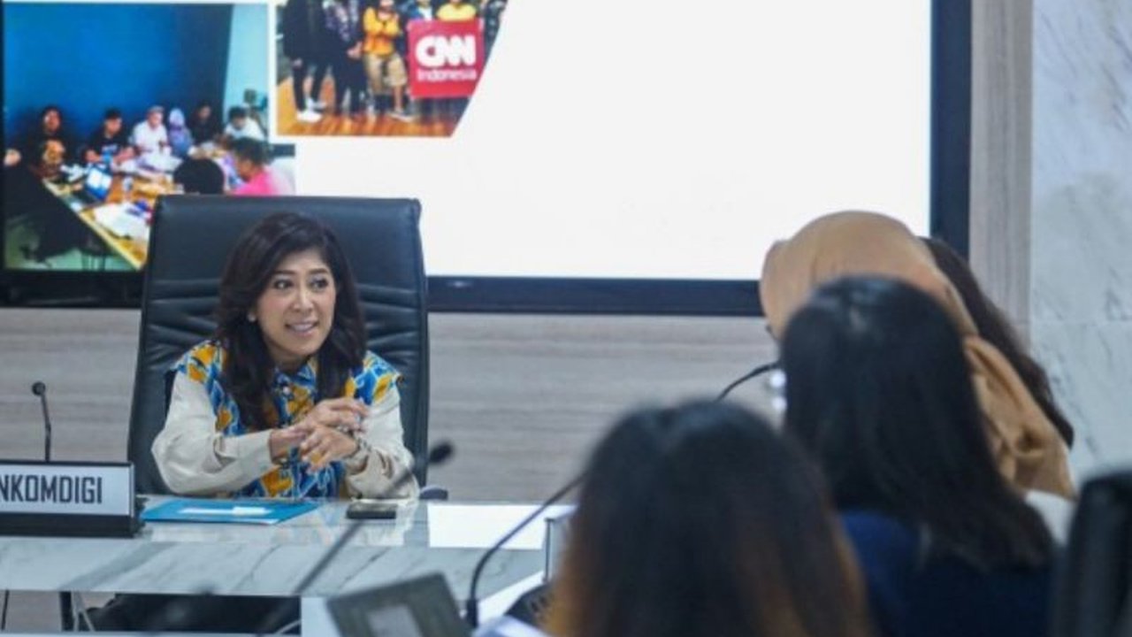 Menkominfo berkolaborasi dengan Magdalene.co untuk mengkampanyekan regulasi perlindungan anak di dunia digital, menekankan pengawasan orang tua bukan pelarangan akses.