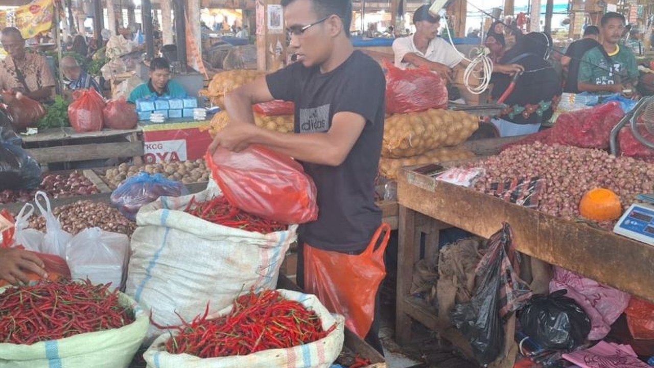 Harga kebutuhan pokok di Aceh Besar kembali stabil setelah kenaikan saat Meugang, dengan harga daging turun dan komoditas lain tetap terjaga.