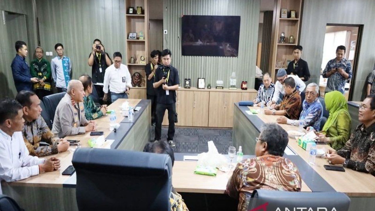 Kapolda Kalsel Irjen Pol Rosyanto Yudha Hermawan memberikan dukungan penuh terhadap Universitas Lambung Mangkurat (ULM) dalam proses asesmen BAN-PT untuk meraih akreditasi terbaik dan menjadi kampus unggul di bidang lingkungan lahan basah.