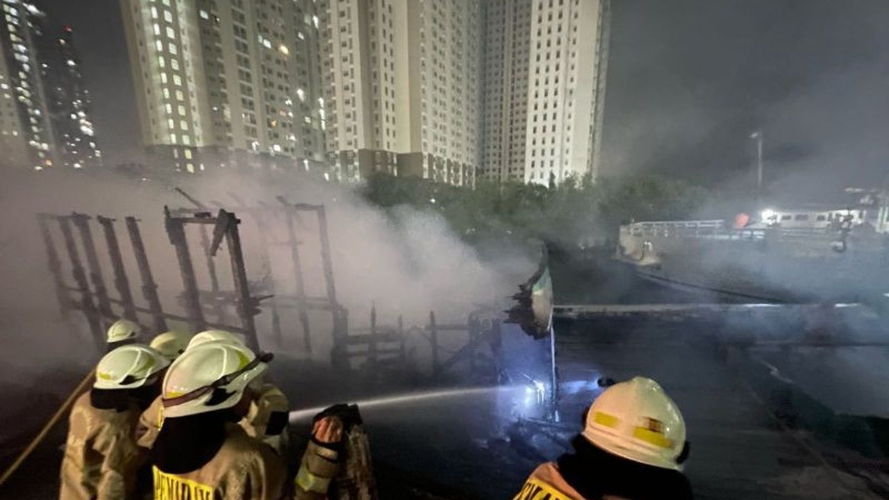 Dua kapal di Pelabuhan Sunda Kelapa, Jakarta Utara terbakar Senin sore; 80 personel Gulkarmat berhasil memadamkan api dan menyelamatkan empat jiwa, diduga akibat korsleting listrik.