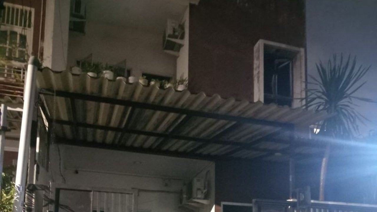 Sebuah rumah di Kompleks Kresek Indah, Cengkareng, Jakarta Barat, terbakar Senin malam saat penghuninya bersiap berbuka puasa, diduga akibat korsleting listrik, menyebabkan kerugian materiil sekitar Rp70 juta.