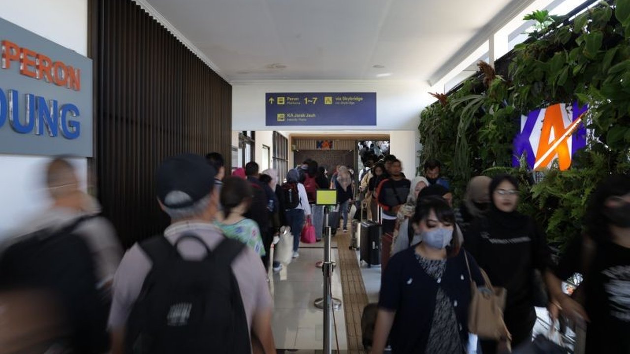 Tingginya minat masyarakat menggunakan kereta api untuk mudik Lebaran 2025 terlihat dari penjualan 146.323 tiket di Daop 2 Bandung, dengan KA Kahuripan dan Pasundan sebagai favorit.