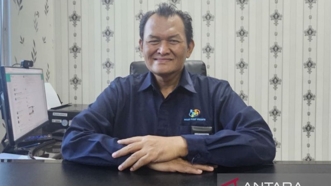 Badan Pusat Statistik (BPS) Kota Malang mencatat deflasi 0,69 persen pada Februari 2025, terutama disebabkan oleh diskon tarif listrik dan penurunan harga sejumlah komoditas pangan.